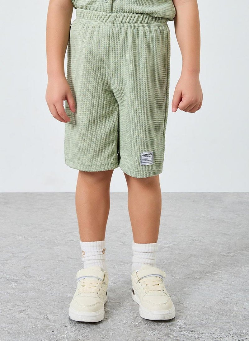 ستايلي مجموعة من شورت وقميص محبوك بنمط وافل - Image 4